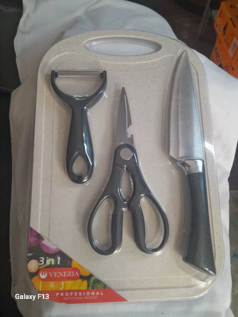 Tabla para picar + cuchillo+ pelapapa + tijera 3000 cup's foto | MELLSHOP |  BizneCubano