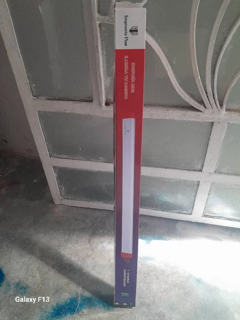 Lampara recargable del tamaño de un tubo led. Le dura 10 horas la carga.'s foto | MELLSHOP |  BizneCubano