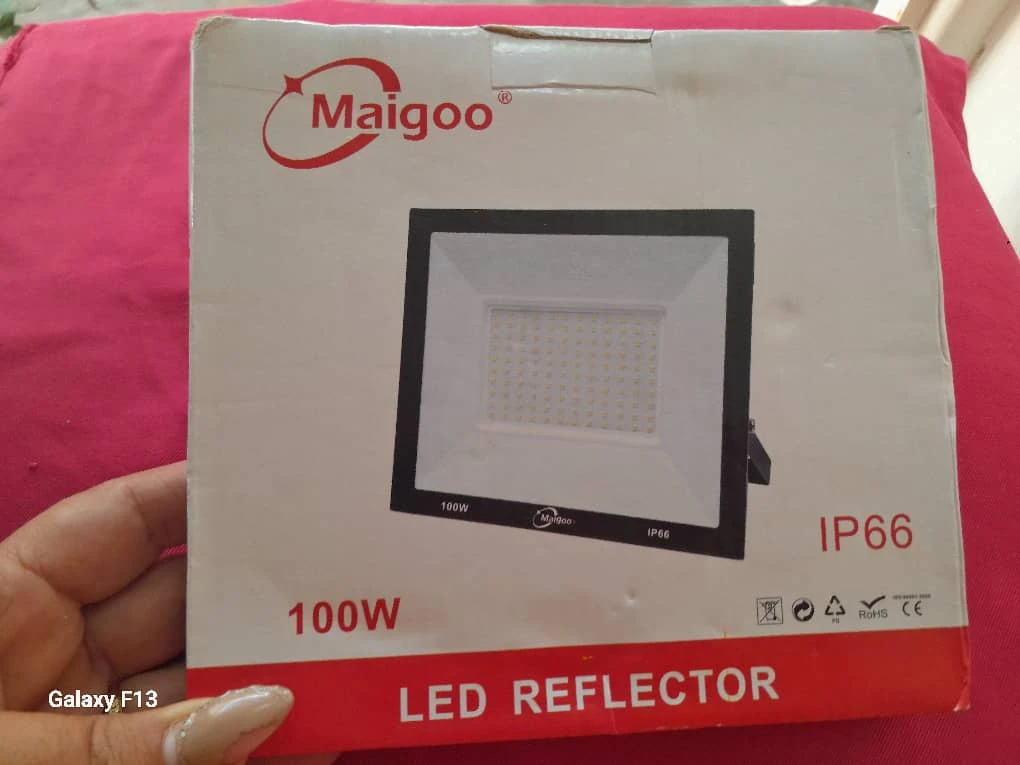 Foco exterior de 100 w con proteccion contra el agua. 7200 cup's foto | MELLSHOP |  BizneCubano