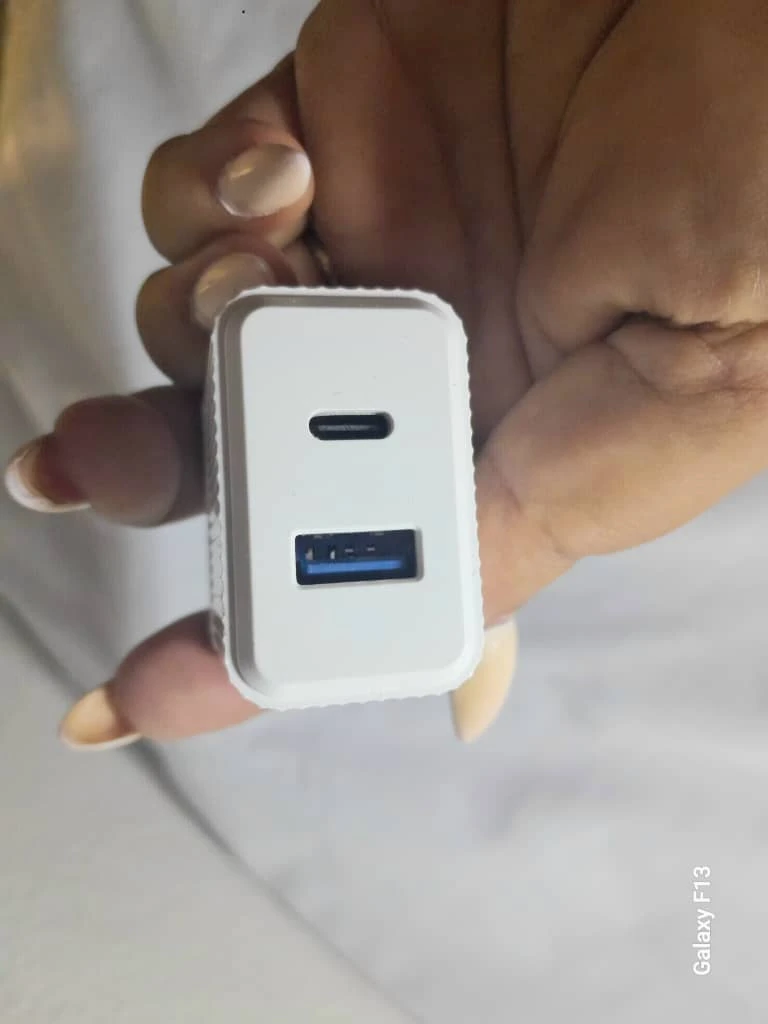 Cargador de 12 w y 2 entradas, 1 C y 1 USB.'s foto | MELLSHOP |  BizneCubano
